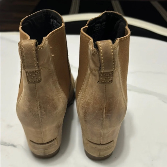 Sorel Tan wedge ankle boots with elastic panels and soft suede material - Picture 3 of 6